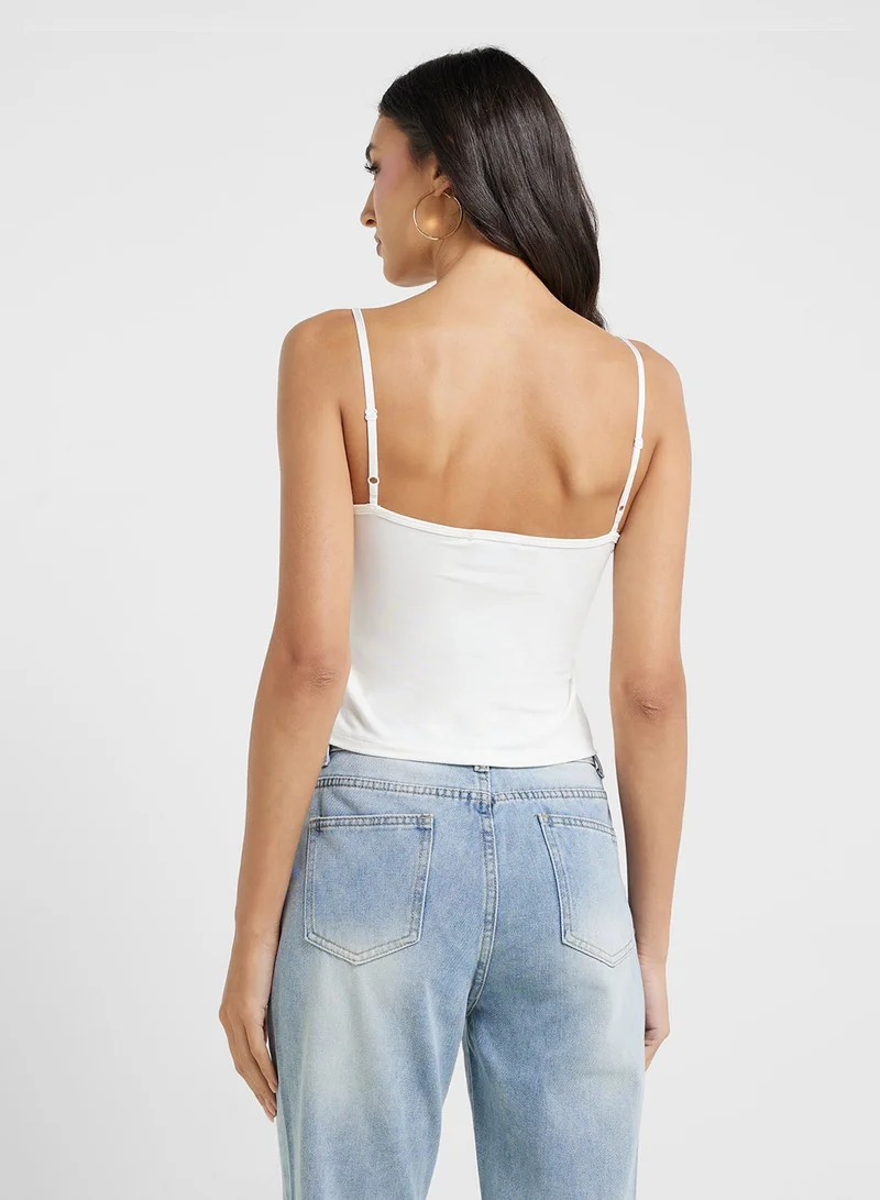 جينجر بيسيكس بلوزة كامي من الألياف الدقيقة مع حمالة صدر مدمجة